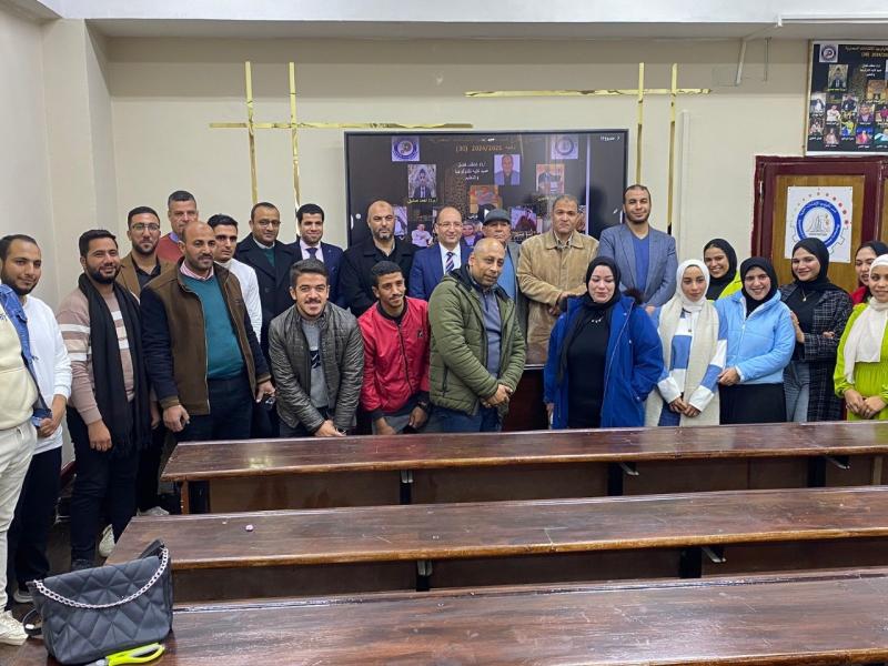 طلاب كلية التكنولوجيا والتعليم بجامعة بني سويف يقومون بتطوير وتجميل قاعة A106 بأحدث الأساليب المعمارية