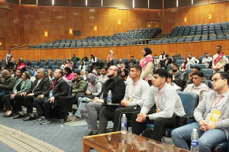 ملتقى قادة اتحادات طلاب الجامعات بجامعة أسيوط ينظّم محاضرة بعنوان فنون الإتيكيت والبروتوكول والمراسم