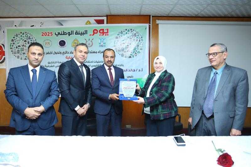 نائب رئيس جامعة الزقازيق تشهد ختام فعاليات الأسبوع البيئي بكلية العلوم