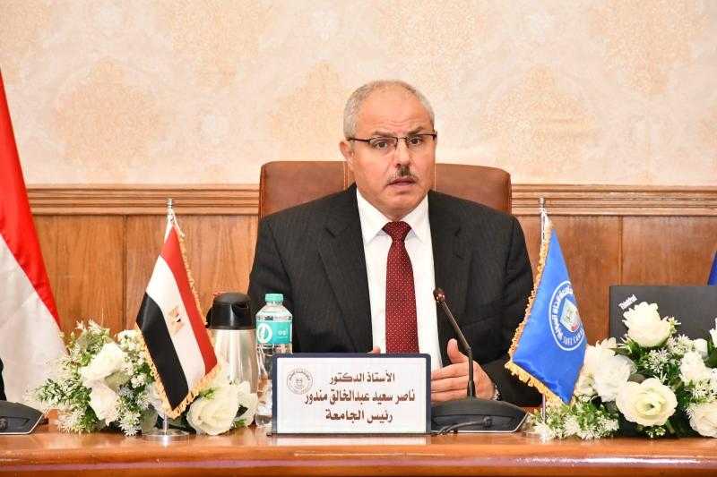 رئيس جامعة قناة السويس يشيد بجهود فريق مركز المعلومات والتوثيق ودعم إتخاذ القرار لتحقيق نسبة إدخال بيانات 100%