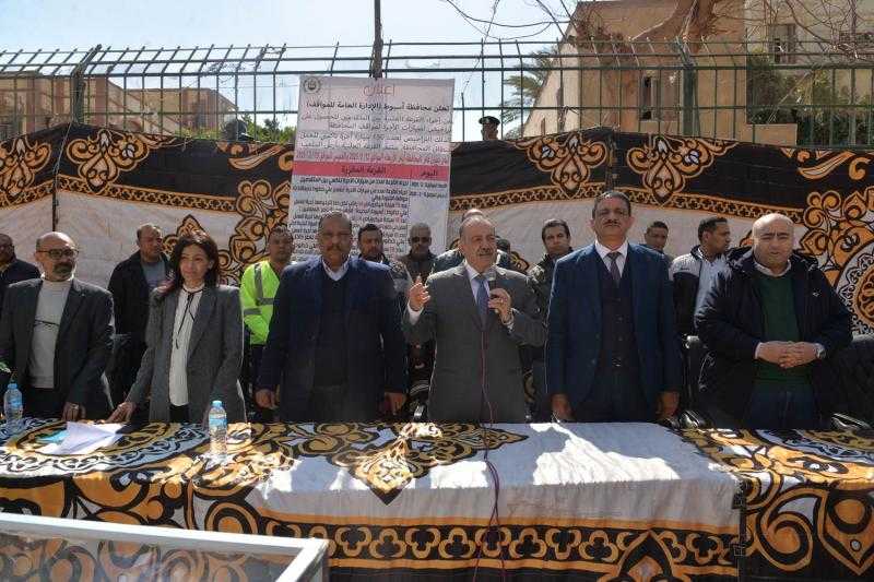 محافظ أسيوط يشهد القرعة العلنية لاختيار الفائزين بترخيص 150 سيارة تاكسي للعمل بنطاق المحافظة