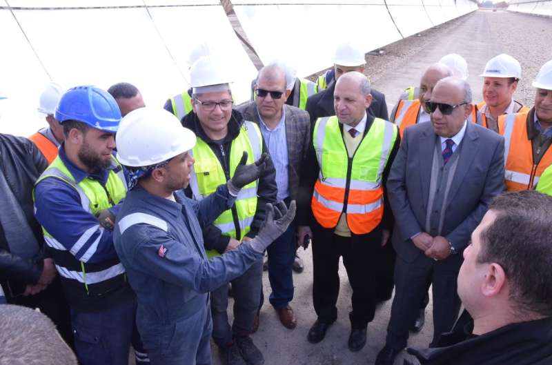 وزير الكهرباء خلال الجولة