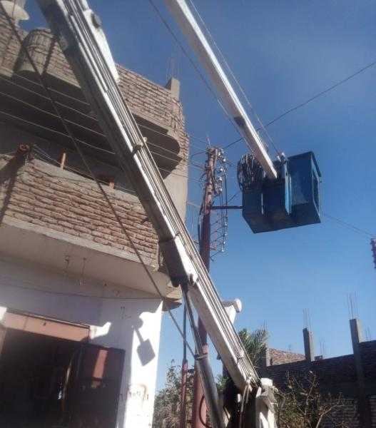 استجابة لمطالب أهالي الصعايده بالزينيه بالأقصر ..الانتهاء من تركيب ١٨٥ كشاف إنارة