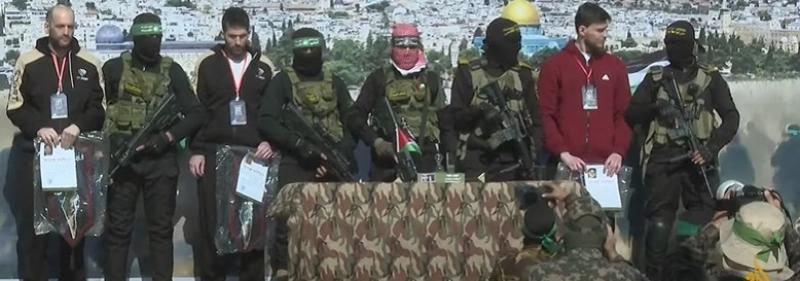 بدء عملية تسليم المحتجزين الإسرائيليين الثلاثة إلى الصليب الأحمر في خان يونس