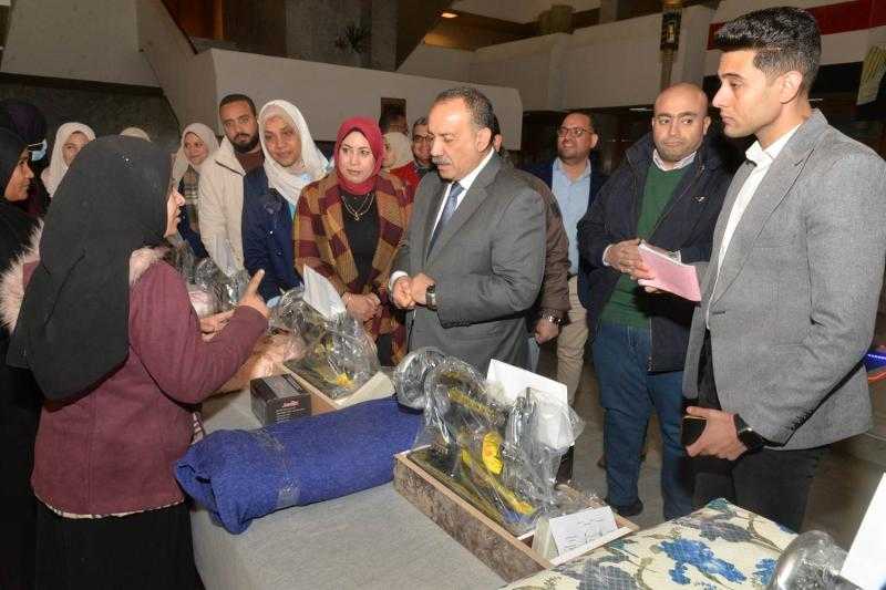 محافظ أسيوط يوزع 25 ماكينة خياطة وفرن منزلي بمشتملاتهم للسيدات المعيلات