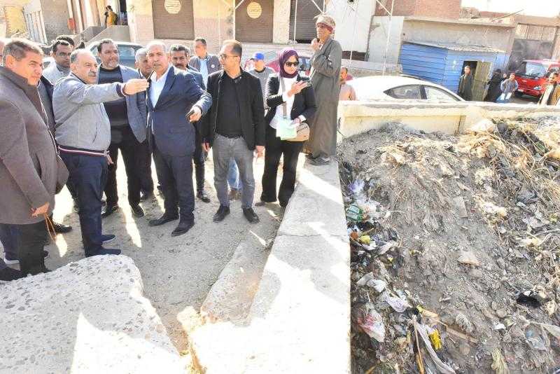 محافظ أسيوط يتفقد شوارع قرية بني عديات سيرا على الأقدام