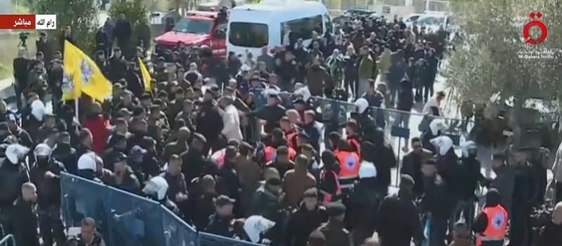 وصول عدد من الأسرى الفلسطينيين المفرج عنهم إلى رام الله