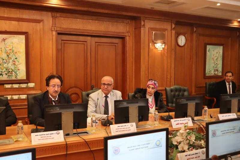 رئيس جامعة الأقصر تشارك في اجتماع المجلس الأعلى لشئون خدمة المجتمع وتنمية البيئة