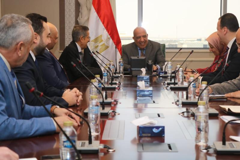 وزير الكهرباء يبحث مع «أكوا باور» دعم وتعزيز التعاون والشراكة فى مجالات الطاقة المتجددة