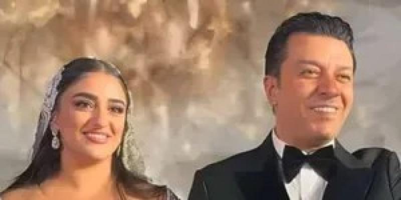 مصطفى كامل يستقبل أول حفيدة: «ربنا يجعلها وش الخير علينا»