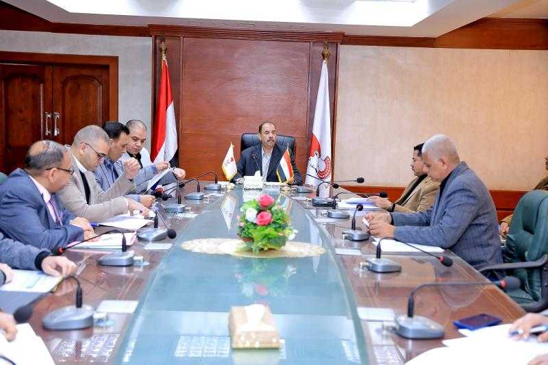 محافظ سوهاج يعقد اجتماعا لمناقشة الموقف التنفيذي ومعدلات الأداء في عدد من الملفات المهمة