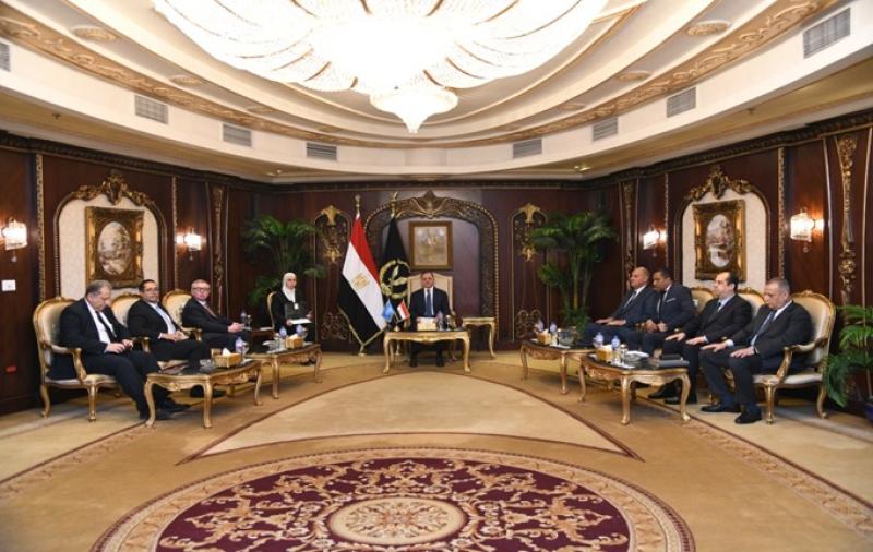 وزير الداخلية يبحث مع مساعد الأمين العام لمنظمة الأمم المتحدة 