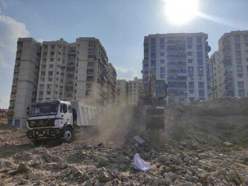 محافظ بورسعيد: استمرار أعمال المرحلة الثالثة لرفع أكوام الرتش بشارع أسوان بنطاق حي المناخ