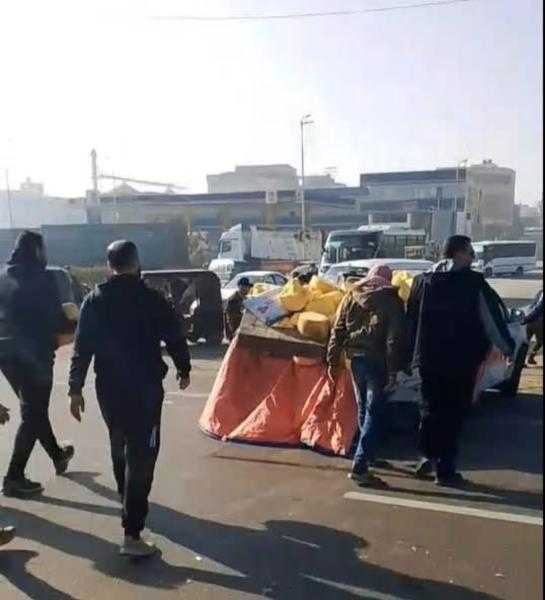 بالصور.. انقلاب سيارة محملة بأقراص جبنة رومي على طريق المنصورة