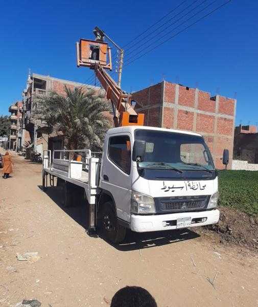 محافظ أسيوط: صيانة وتركيب كشافات جديدة لرفع كفاءة منظومة الإنارة بقرى مركز أبوتيج
