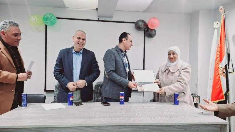 وكيل وزارة الصحة بالشرقية يكرم عزة رزق مسئول الجزاءات بالمديرية لبلوغها سن المعاش