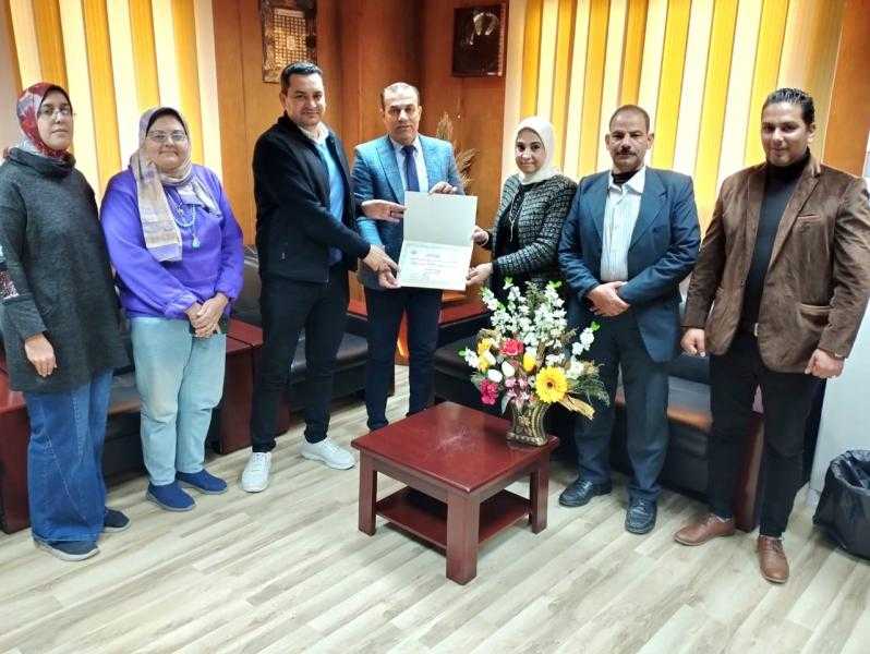 وكيل وزارة الصحة بالبحيرة يكرم فريق المتوطنة بالمديرية بعد حصول الإدارة على المركز الأول على مستوى الجمهورية لعام 2024