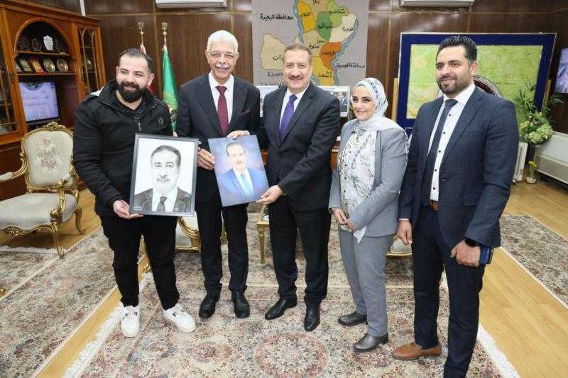 طالب بكلية التربية النوعية يهدي محافظ المنوفية بورتريه تكريماً لجهوده في دعم خطط الجامعة ومشروعاتها الخدمية