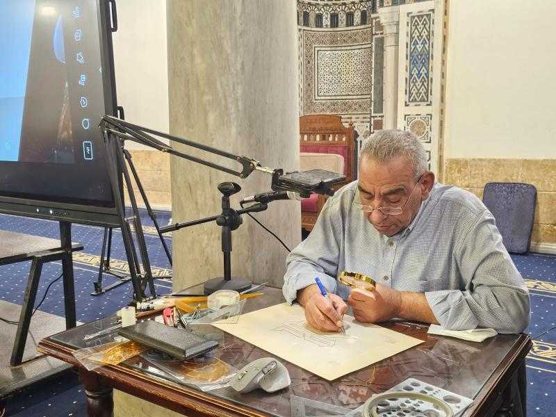 بمحاضرة وورشة عمل للخط الكوفي ولوحات فنية.. ملتقى الأزهر للخط والزخرفة يواصل فعالياته لليوم الثالث
