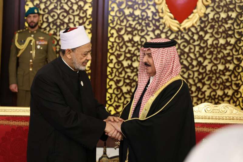 ملك البحرين يستقبل شيخ الأزهر