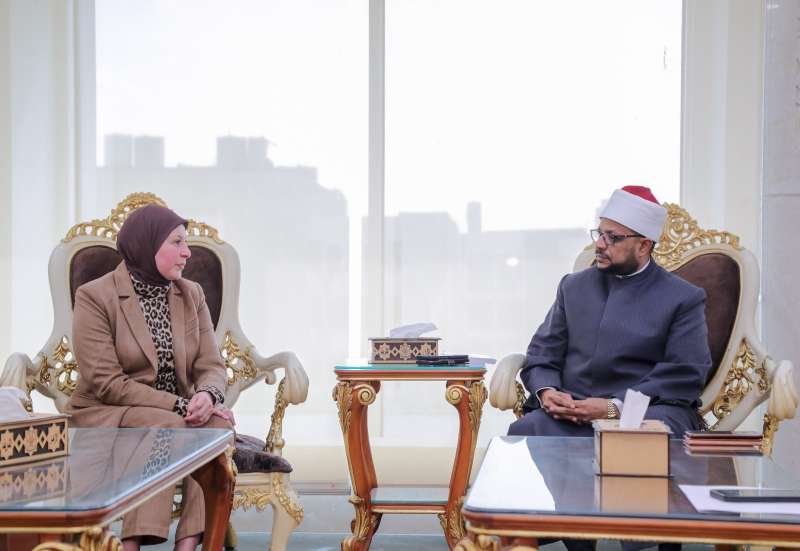 الأمين العام لمجمع البحوث محمد الجندي وهالة رمضان مدير المركز القومي للبحوث الاجتماعية