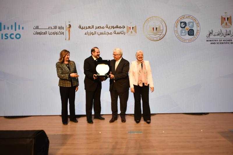 وزير التعليم العالي يشهد حفل إطلاق مبادرة مراكز مهارات القرن الـ21  وتكريم الطلاب الفائزين بمنح سيسكو للمسار الاحترافي