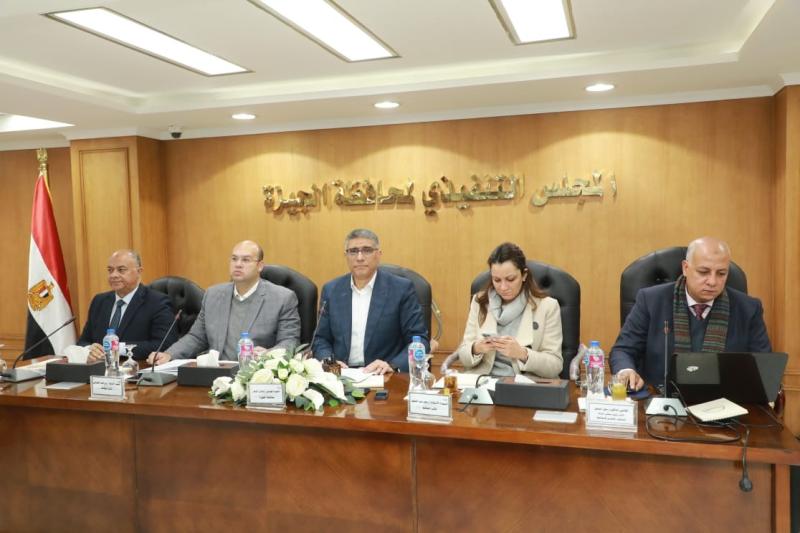 محافظ الجيزة يعقد اجتماعاً بمجلس إدارة المناطق الصناعية بعرب أبو ساعد بالصف وجرزا بالعياط