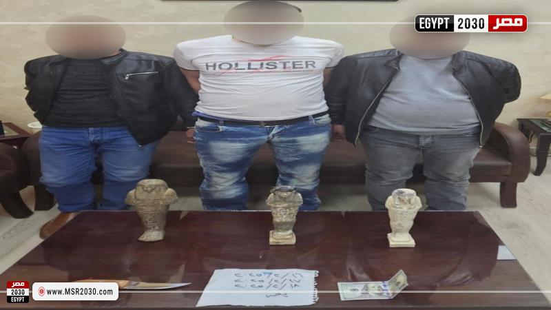ضبط 3 أشخاص وبحوزتهم تماثيل أثرية مقلدة