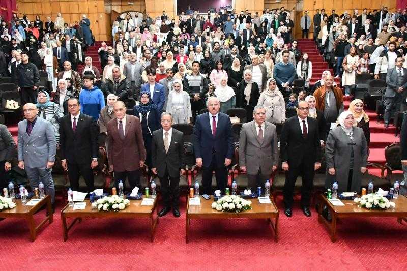 كلية الطب بجامعة قناة السويس تحتفل ب125 طالب وطالبة من خريجي الدفعة ال 37