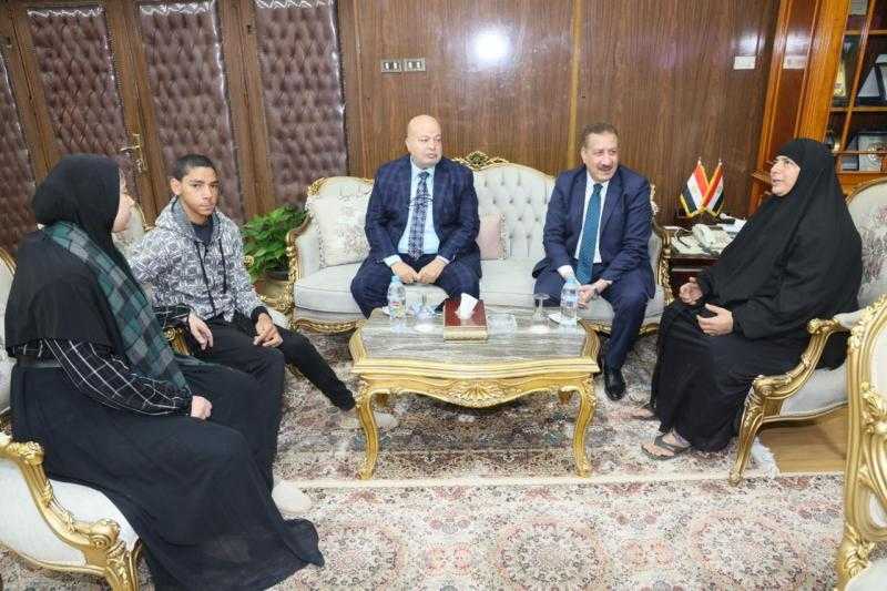 محافظ المنوفية يستجيب لطلب أرملة ويسلم جهاز طبي حراري لابنها يعاني بألآم بالعمود الفقري ويقرر صرف مساعدات مالية وعينية دعماً لها
