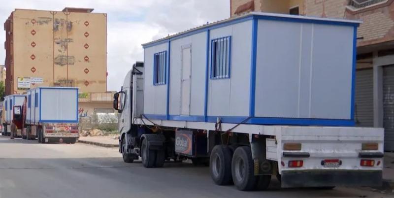 عبور أول دفعة من المنازل المتنقلة معبر كرم أبو سالم تمهيدًا لدخولها إلى غزة