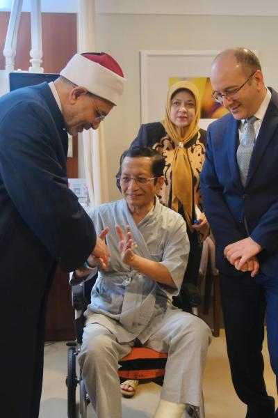 رئيس جامعة الأزهر ونائبه والسفير المصري يزورون وزير الشئون الدينية الإندونيسي في مستشفى فندق إنمدة بجاكرتا