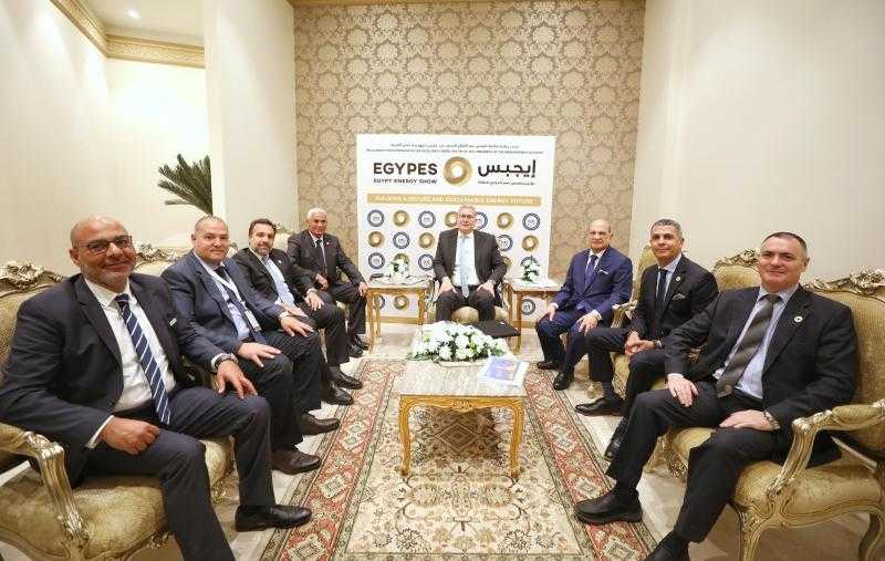 وزير البترول يلتقي بوفد الكونسورتيوم الجديد من المستثمرين المصريين للإستثمار في زيادة انتاج الحقول البترولية المتقادمة