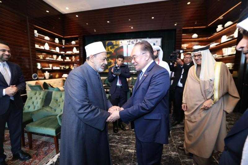 شيخ الأزهر يُهدِي رئيس الوزراء الماليزي درع حكماء المسلمين تقديرًا لجهوده في خدمة الإسلام ودعم قضايا الأمة