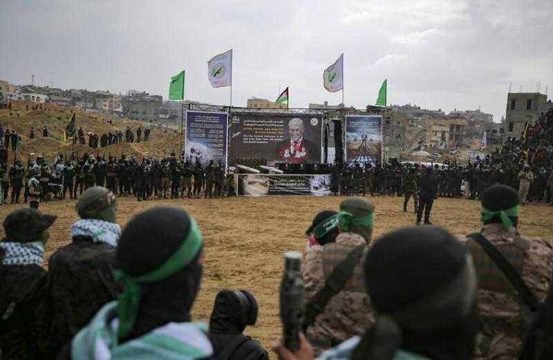 شاهد.. ”كتائب القسام” ترفع صورة مفتي سلطنة عمان خلال تسليم رفات أسرى إسرائيليين