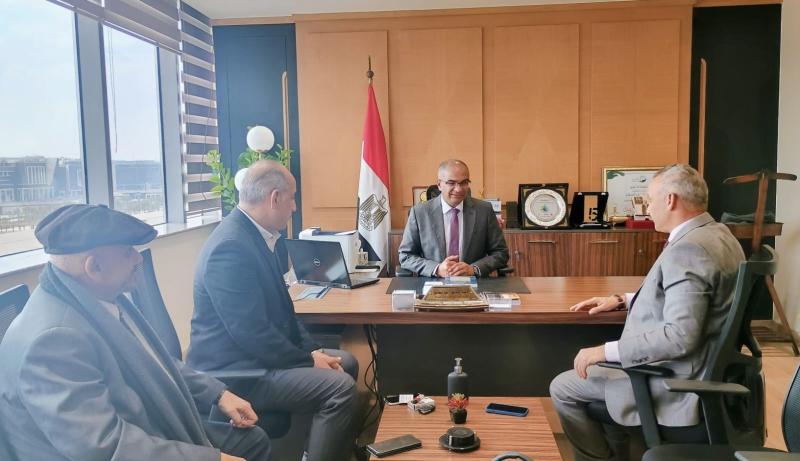 نائب وزير الإسكان يبحث أوجه التعاون مع شركة متخصصة في تحلية مياه البحر ومعالجة الصرف