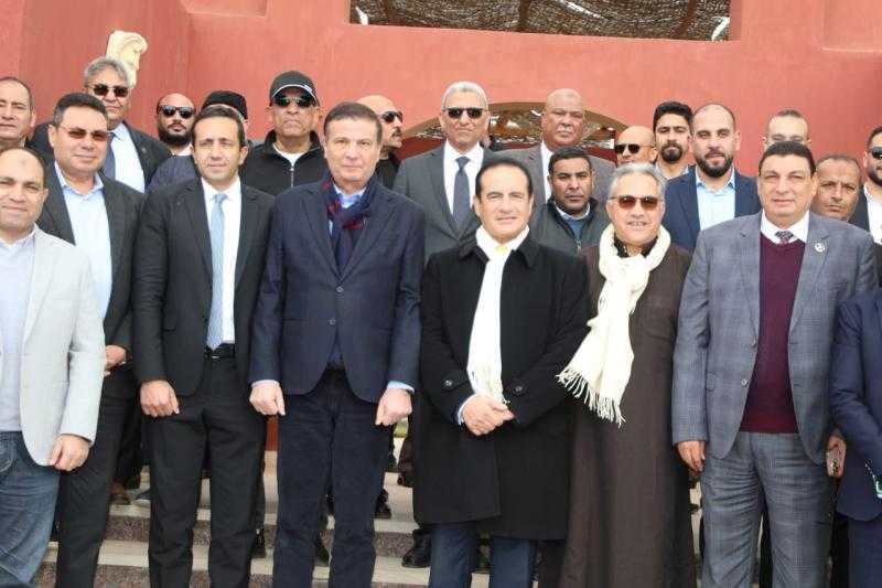 وزير الزراعة يؤدي صلاة الجمعة بمسجد الوهاب الرزاق بإحدى قرى الاستصلاح بالنوبارية