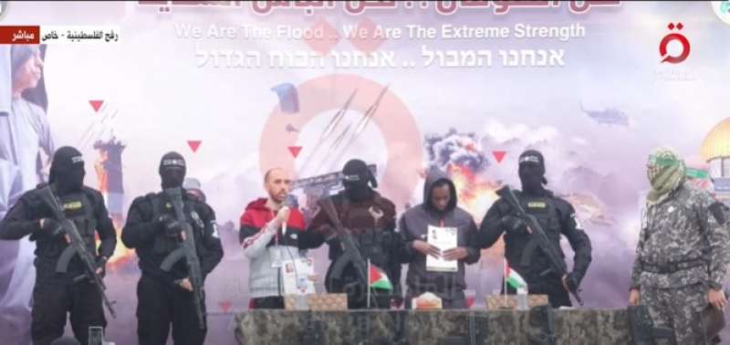 جانب من تسليم المحتجزين الإسرائيليين