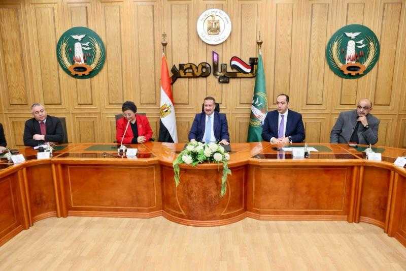محافظ المنوفية يستقبل نائب وزير الصحة ويترأسان اجتماع المجلس الإقليمي للسكان