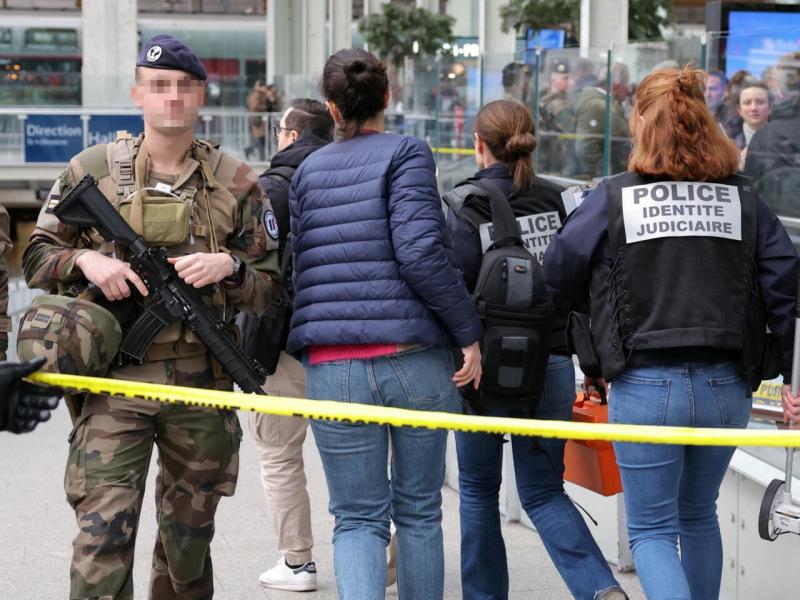 فرنسا.. مقتل شخص وإصابة شرطيين في عملية طعن والمشتبه به على قائمة الإرهاب