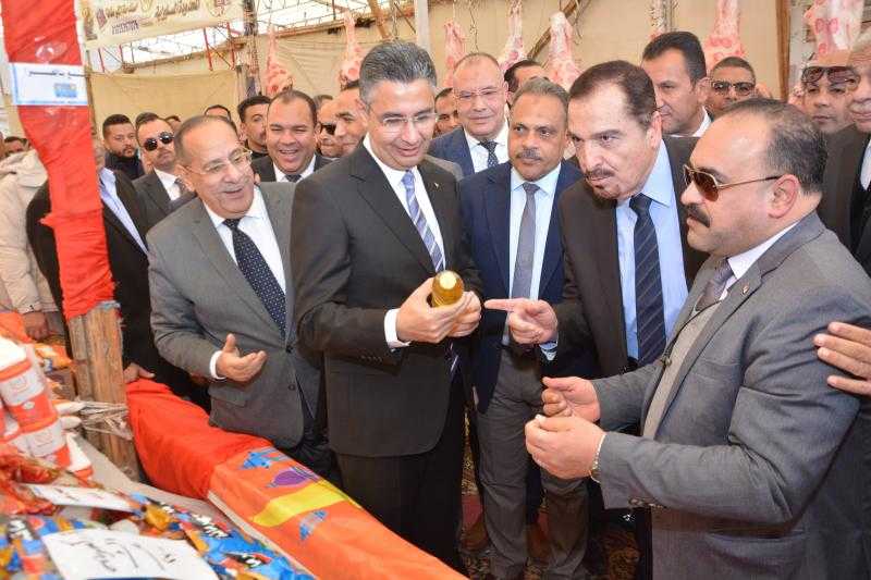 وزير التموين والتجارة الداخلية ومحافظ الشرقية يفتتحان معرض أهلاً رمضان بمدينة العاشر من رمضان