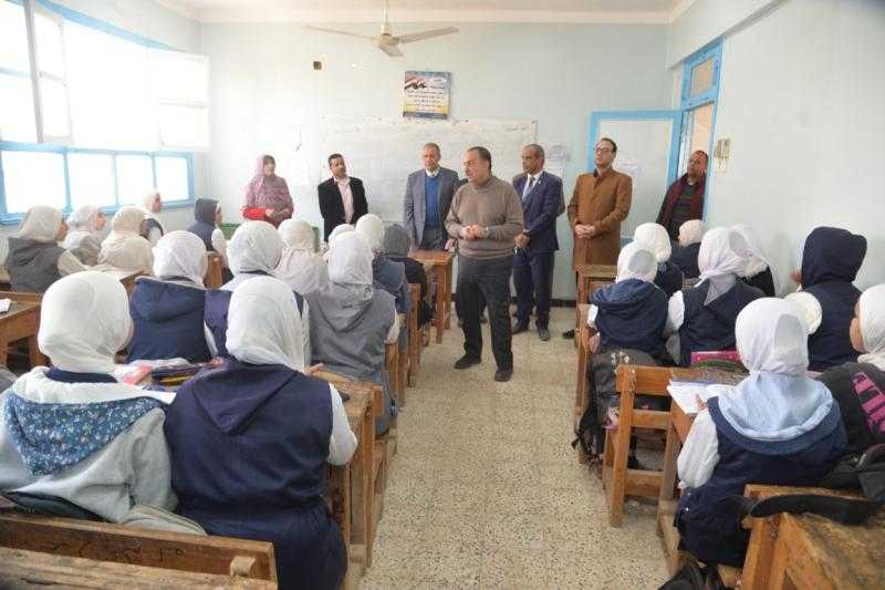 محافظ أسيوط يتفقد مدرسة ريفا الإعدادية بنات لمتابعة سير العملية التعليمية