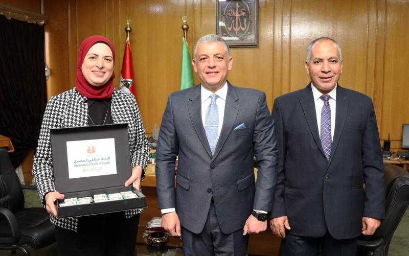 محافظ الإسماعيلية يشهد تسليم كوبونات مواد غذائية بقيمة ٣٥٠ ألف جنيهًا مقدمة من البنك الزراعيِّ المصري لتوزيعها على الأُسر الأكثر احتياجًا