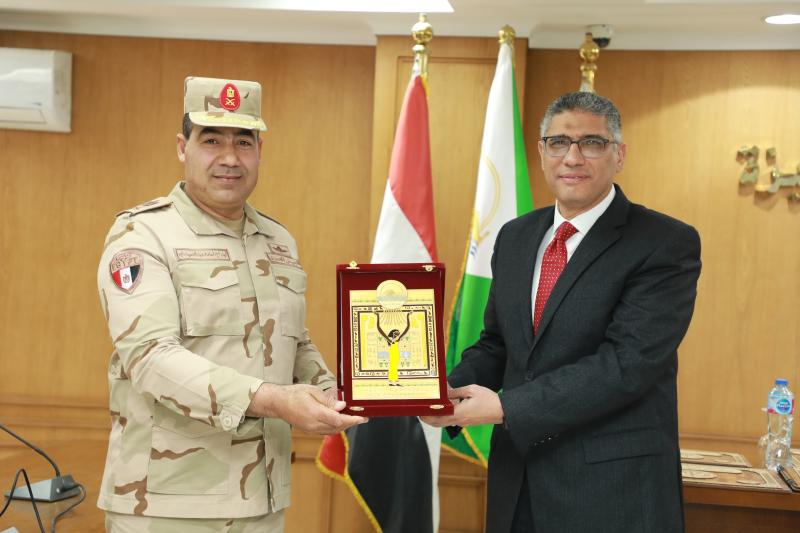 محافظ الجيزة يستقبل قائد قوات الدفاع الشعبى والعسكرى للوقوف علي الاستعدادات لمشروع التدريب العملى المشترك ”صقر ١٣٥ ” لمجابهة الأزمات والكوارث