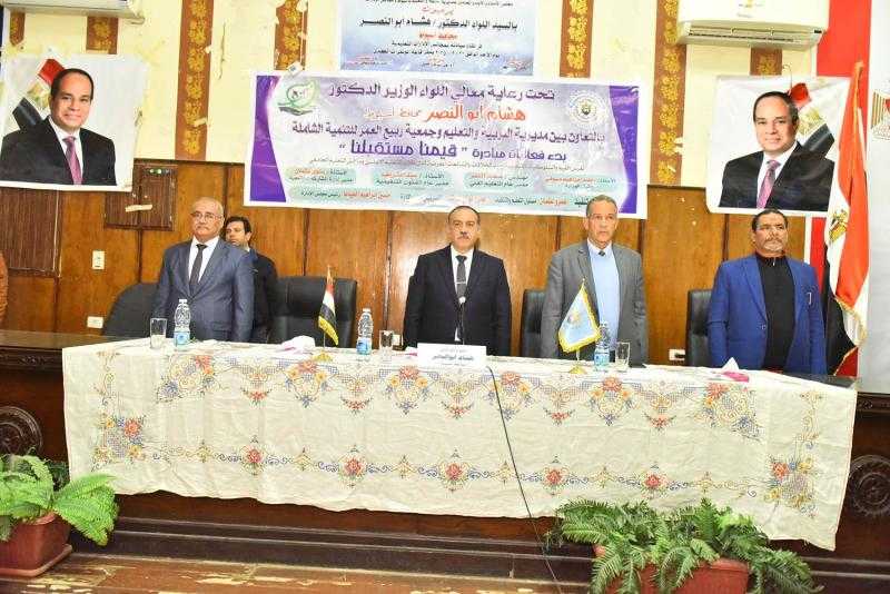 محافظ أسيوط يلتقي أعضاء مجلس الأمناء والآباء والمعلمين بمديرية التربية والتعليم ويقرر حل المجلس وإعادة تشكيله