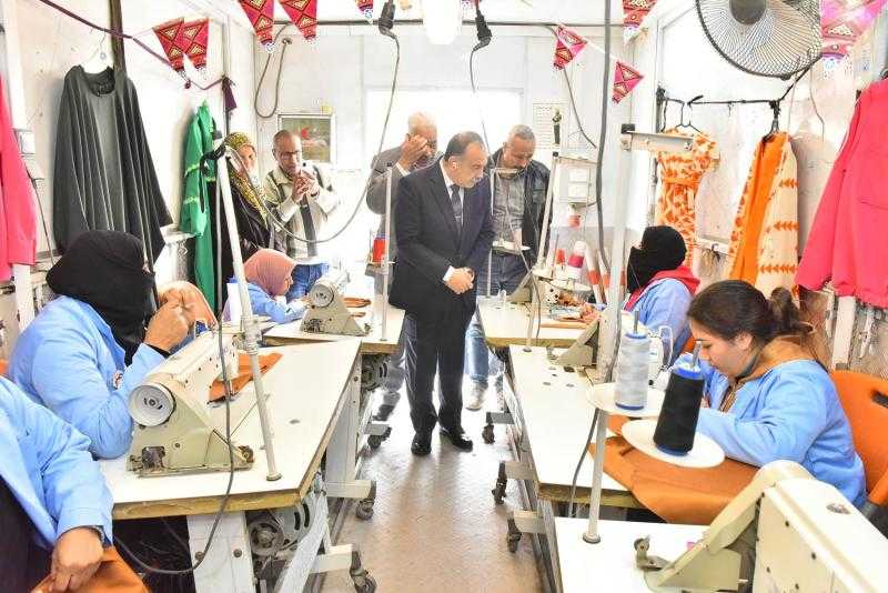 محافظ أسيوط يتفقد سير العمل بوحدة التدريب المتنقلة لأعمال الخياطة بمدينة أبوتيج