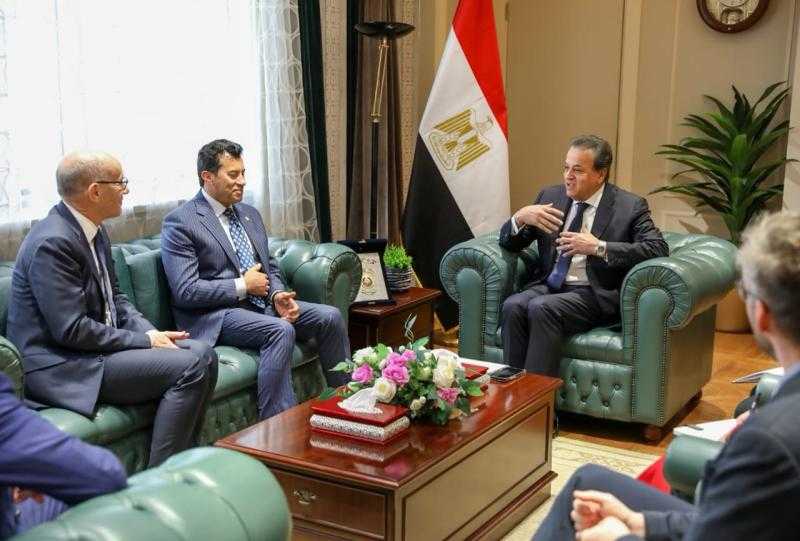 وزير الصحة يعقد اجتماعا مع وزير الشباب والرياضة ورئيس الاتحاد الدولي للرياضات الجامعية