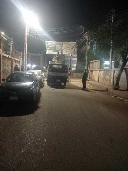 رئيس حي شرق بأسيوط يتابع أعمال تركيب كشافات جديدة بشارع نادي نقابة المهندسين