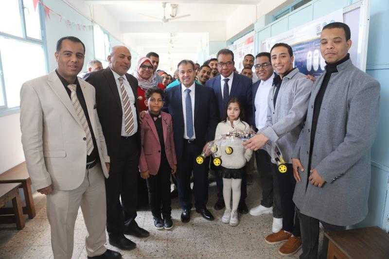 رئيس جامعة جنوب الوادي يفتتح أعمال المعرض الطلابي الاول لمشروعات تخرج طلاب كلية الحاسبات والمعلومات