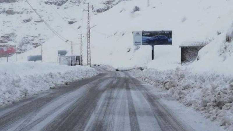 عاصفة ثلجية تضرب لبنان .. إغلاق طرق ومدارس وعزل قرى بالكامل